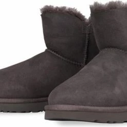 UGG - Dames Snowboots Mini Bailey Buttons II Grey - Grijs - Maat 38 -Dames-schoenen Verkoop 550x339 6