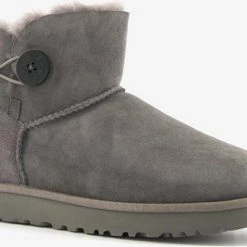 UGG - Dames Snowboots Mini Bailey Buttons II Grey - Grijs - Maat 38 -Dames-schoenen Verkoop 550x413 7