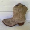WELOVESHOES® Dames Cowboylaarzen Met Hak Kort - Suedine - Taupe Khaki - Maat 38 1 WELOVESHOES® Dames Cowboylaarzen Met Hak Kort - Suedine - Taupe Khaki - Maat 38 -Dames-schoenen Verkoop 550x550 258