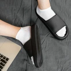 Geweo - Badslippers - EVA Slippers Heren Dames - Pillow Slides - Kerstmis - Kerstfeest - Christmas Gift - Unisex - Verdikte - Antislip - Lichtgewicht - Zwart - Maat 46/47 -Dames-schoenen Verkoop 550x550 96