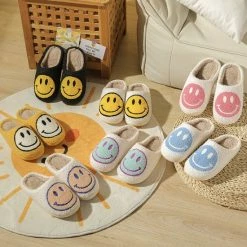 Merkloos Schoencadeautjes Sinterklaas - Open Sloffen - Pantoffels - Sloffen - Pantoffels Dames - Pantoffels Heren - Smiley Sloffen -Dames-schoenen Verkoop 550x686 1